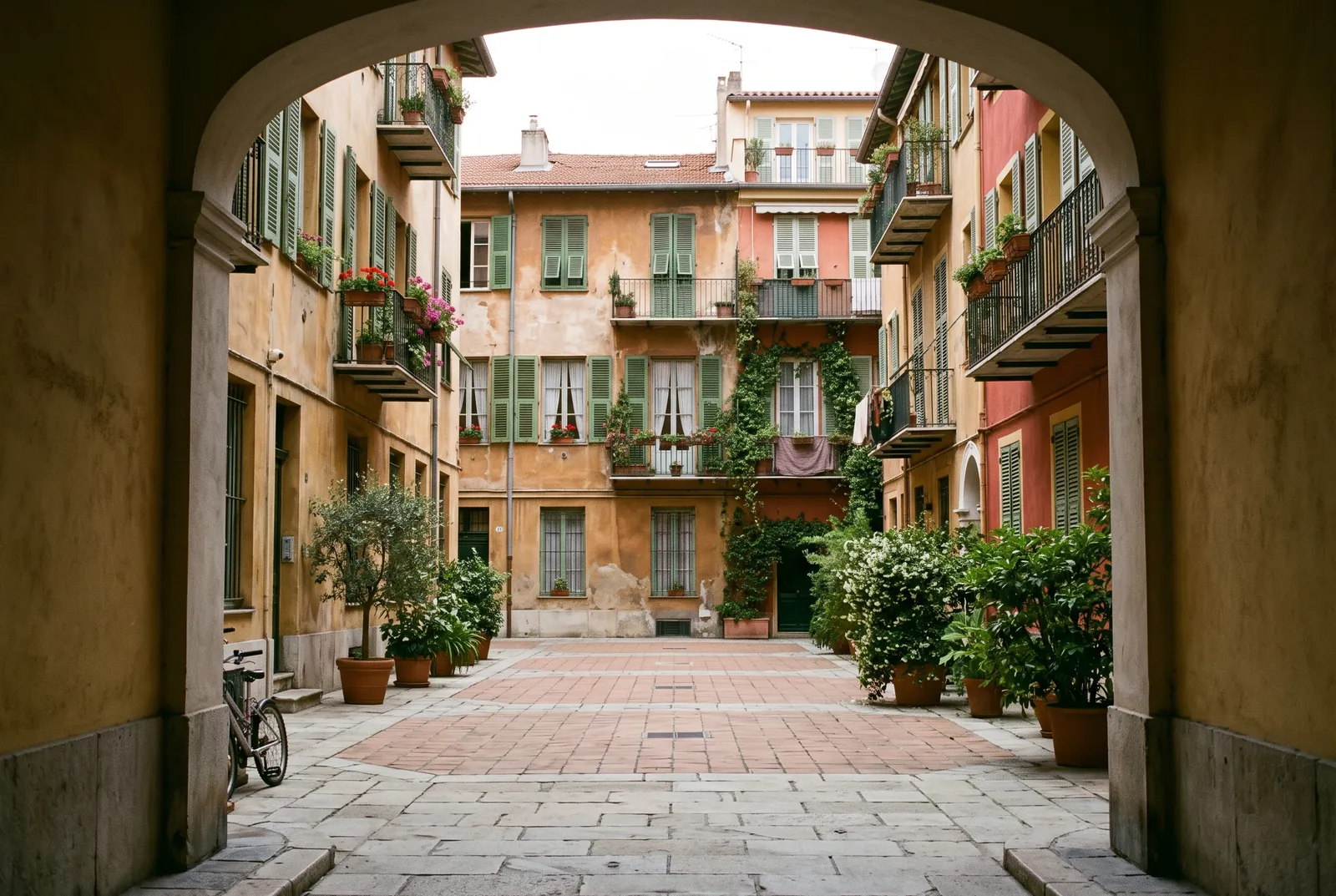 Cour intérieure d'un immeuble à Nice